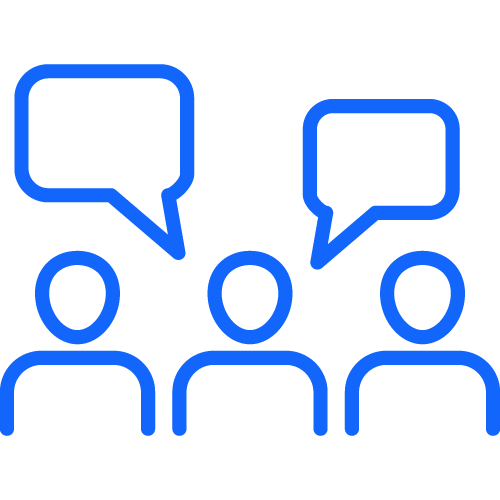 Kolme hahmoa vierekkäin, joista keskimmäisen yläpuolella on kaksi puhekuplaa.